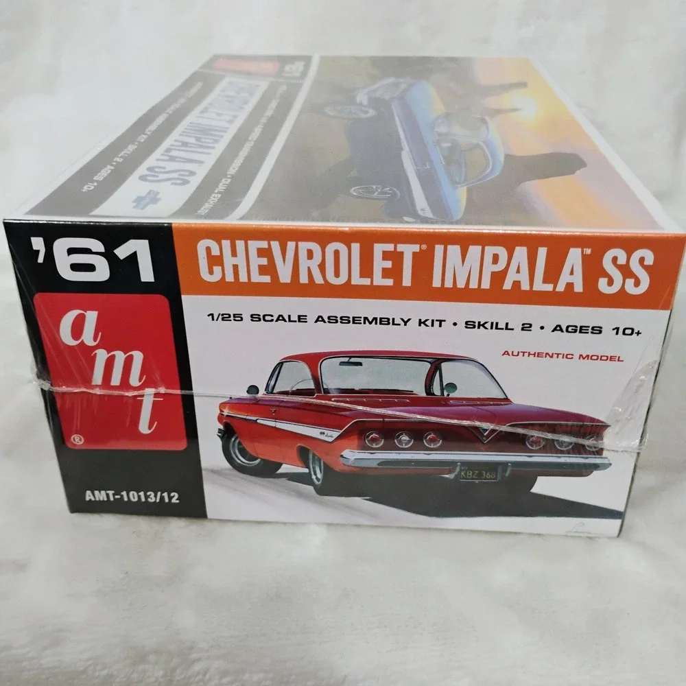 AMT 1961 Chevrolet Impala SS 1/25 Scale Model Car Kit AMT1013/12 New Sealed